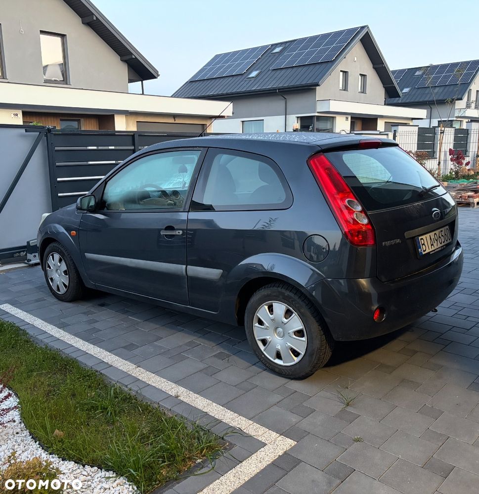 Ford Fiesta 1.3 Ambiente - 1