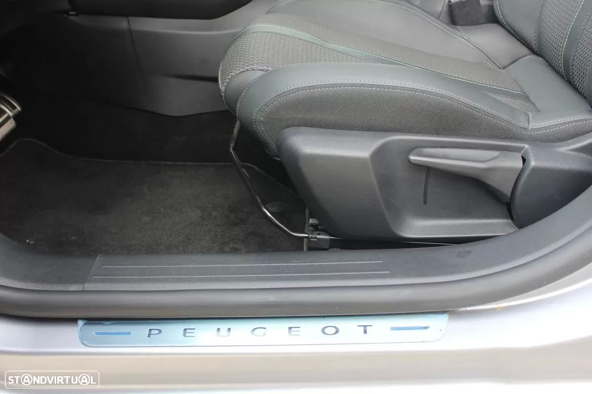 Peugeot 208 1.2 PureTech GT EAT8 - 41