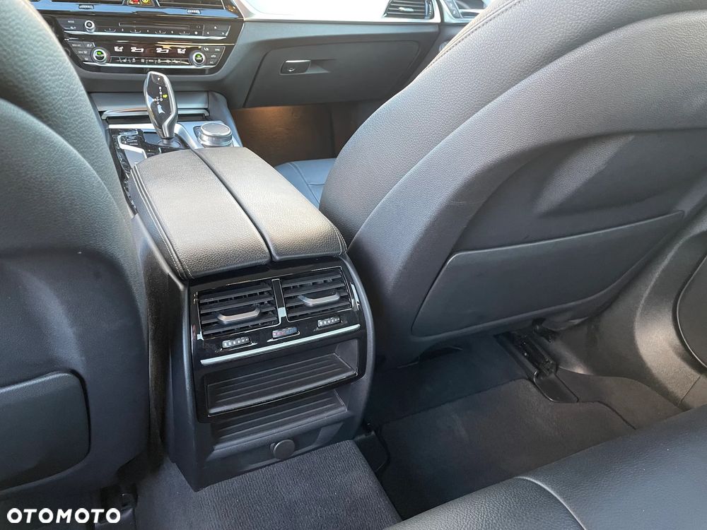 BMW Seria 5 520d xDrive - 17