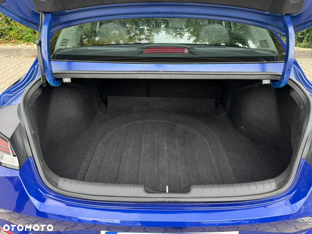 Hyundai Elantra 1.6 Executive CVT - 26