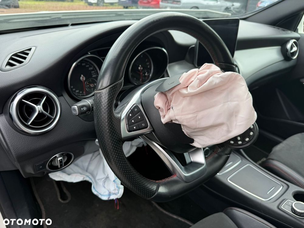 Mercedes-Benz GLA 250 7G-DCT AMG Line - 14