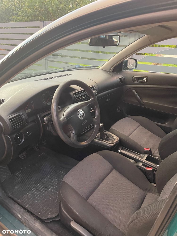 Volkswagen Passat 1.6 - 4