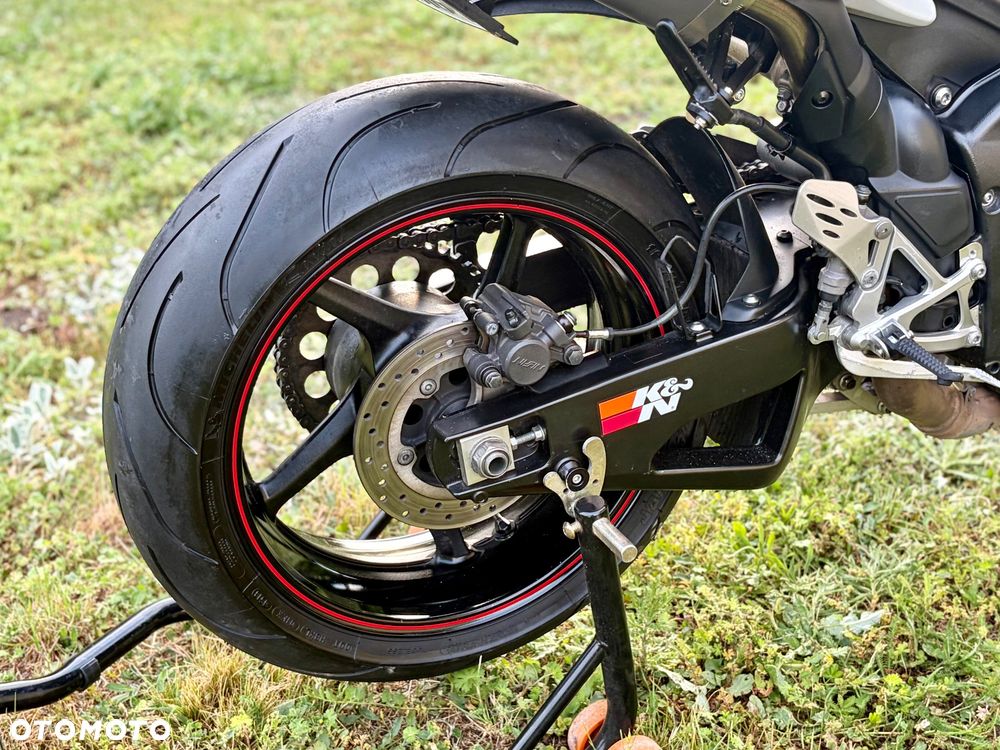 Yamaha R1 - 18