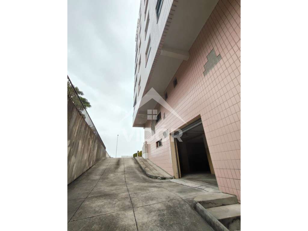 Garagem Junto a Circunvalação - Montes Burgos - Grande imagem: 2/3