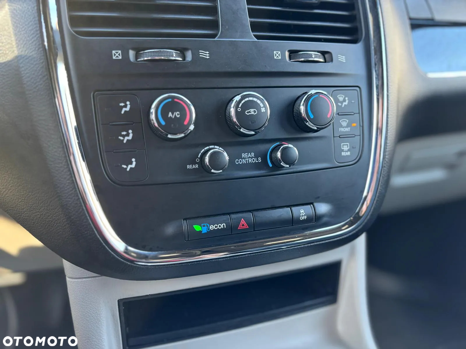 Dodge Grand Caravan - 32