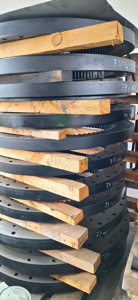 Wieniec obrotu CASE 688 888 988 - 4