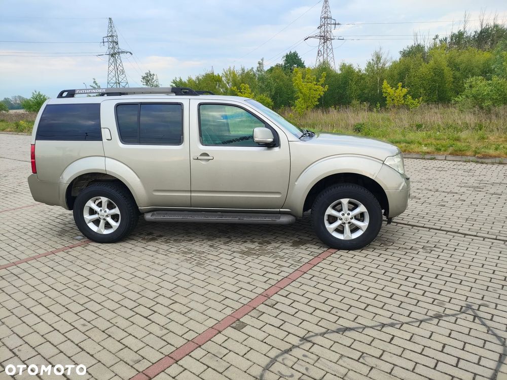 Nissan Pathfinder 2.5 D LE - 3