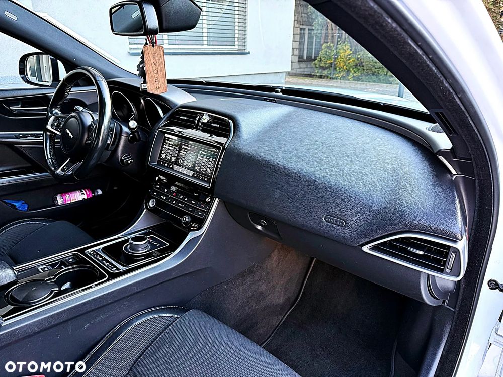 Jaguar XE 20d R-Sport - 22