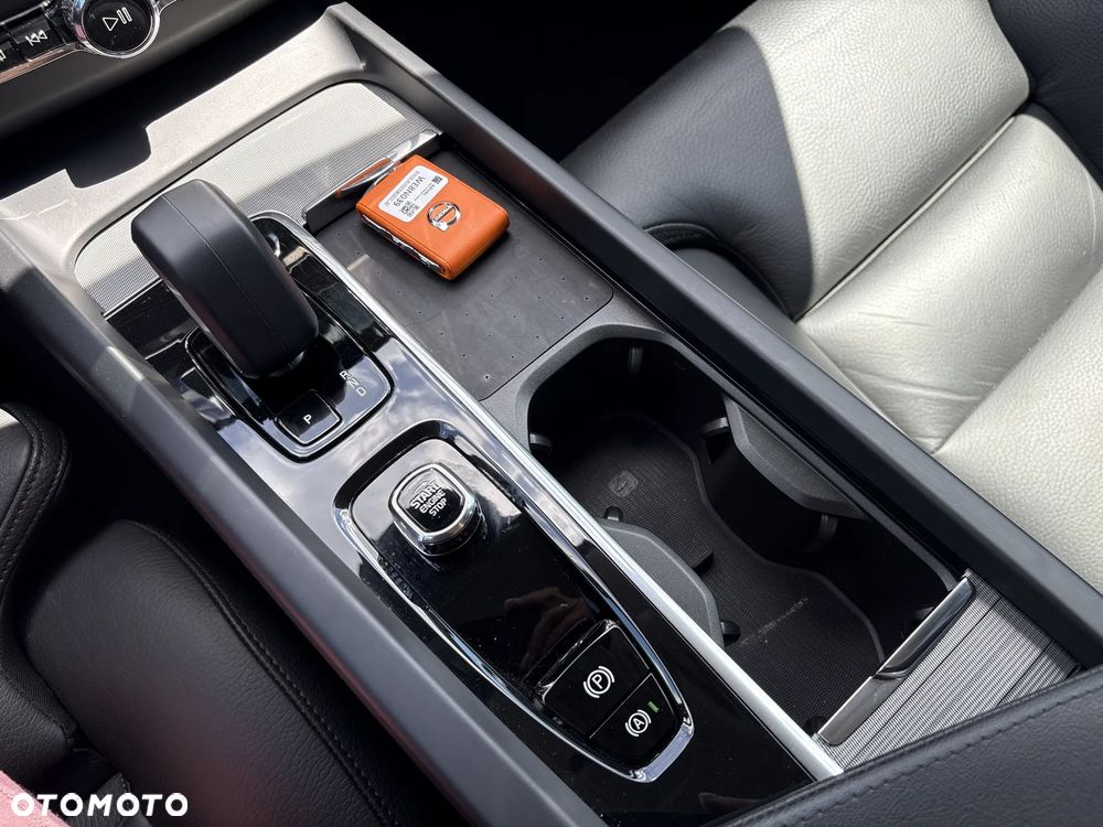 Volvo XC 60 B4 B Plus Dark - 17