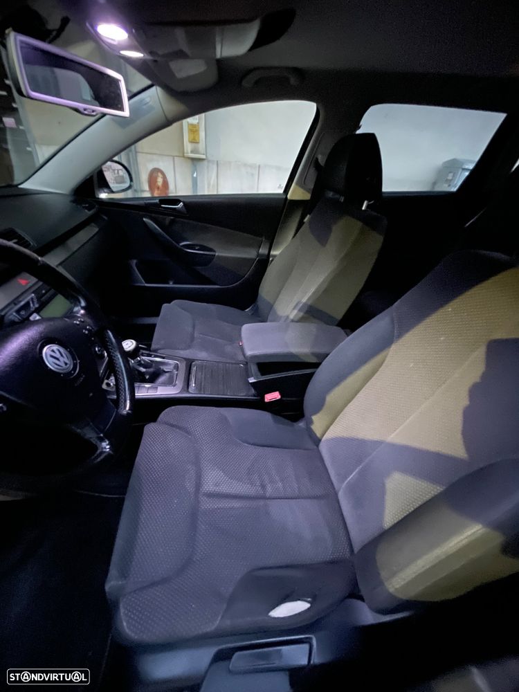 VW Passat Variant 1.9 TDi DPF BlueMotion - 11