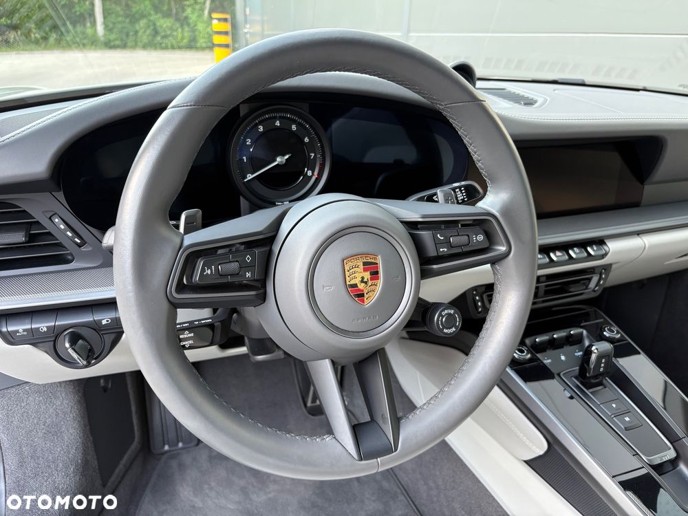 Porsche 911 Carrera 4 - 24