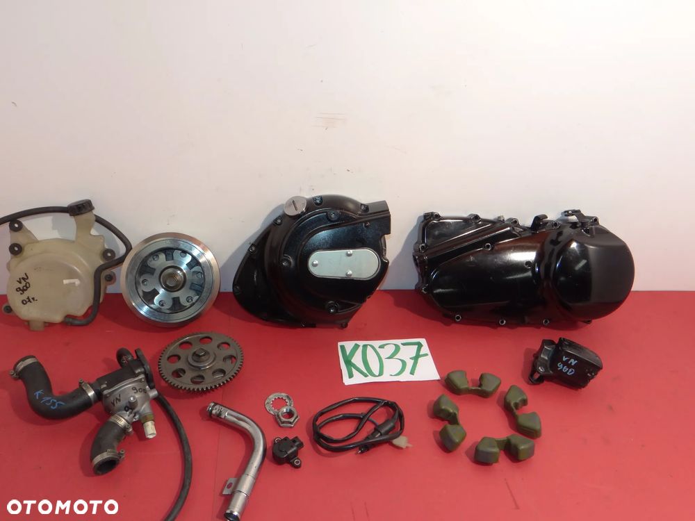 KAWASAKI VN 900 POKRYWA SILNIKA TERMOSTAT POMPA HAMULCA.  K037