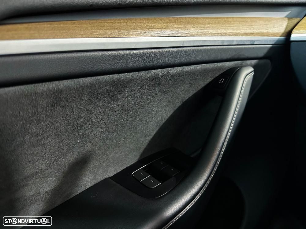 Tesla Model Y Long Range Dual Motor AWD - 44