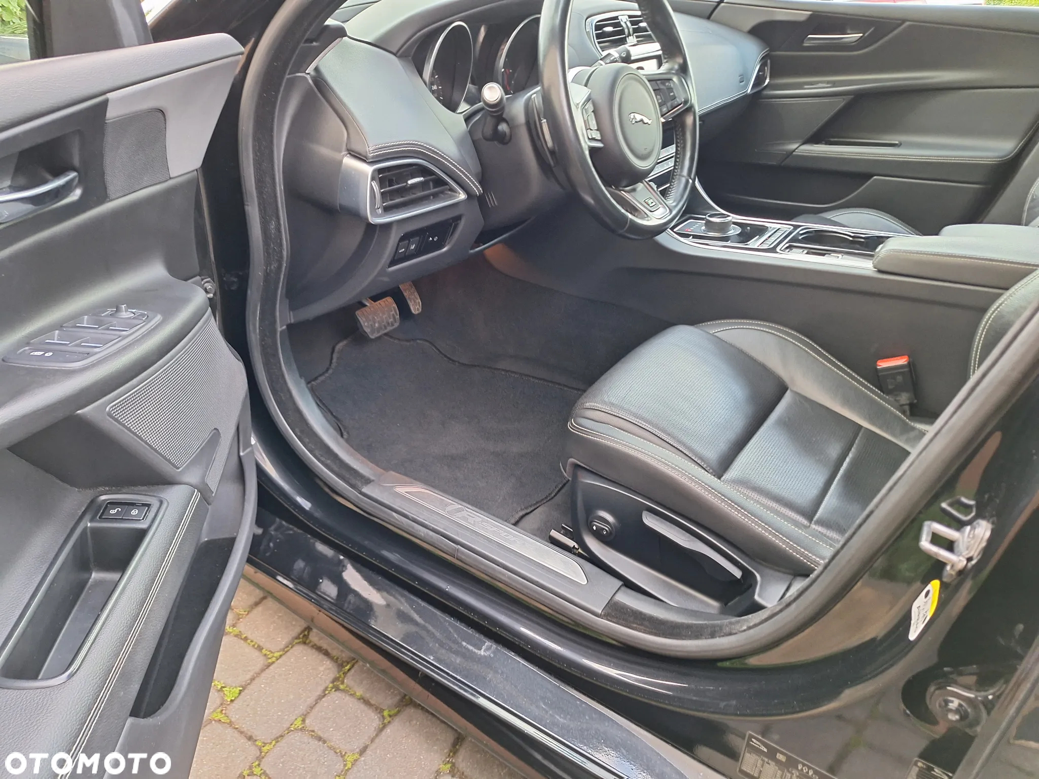 Jaguar XE 2.0 D R-Sport - 21
