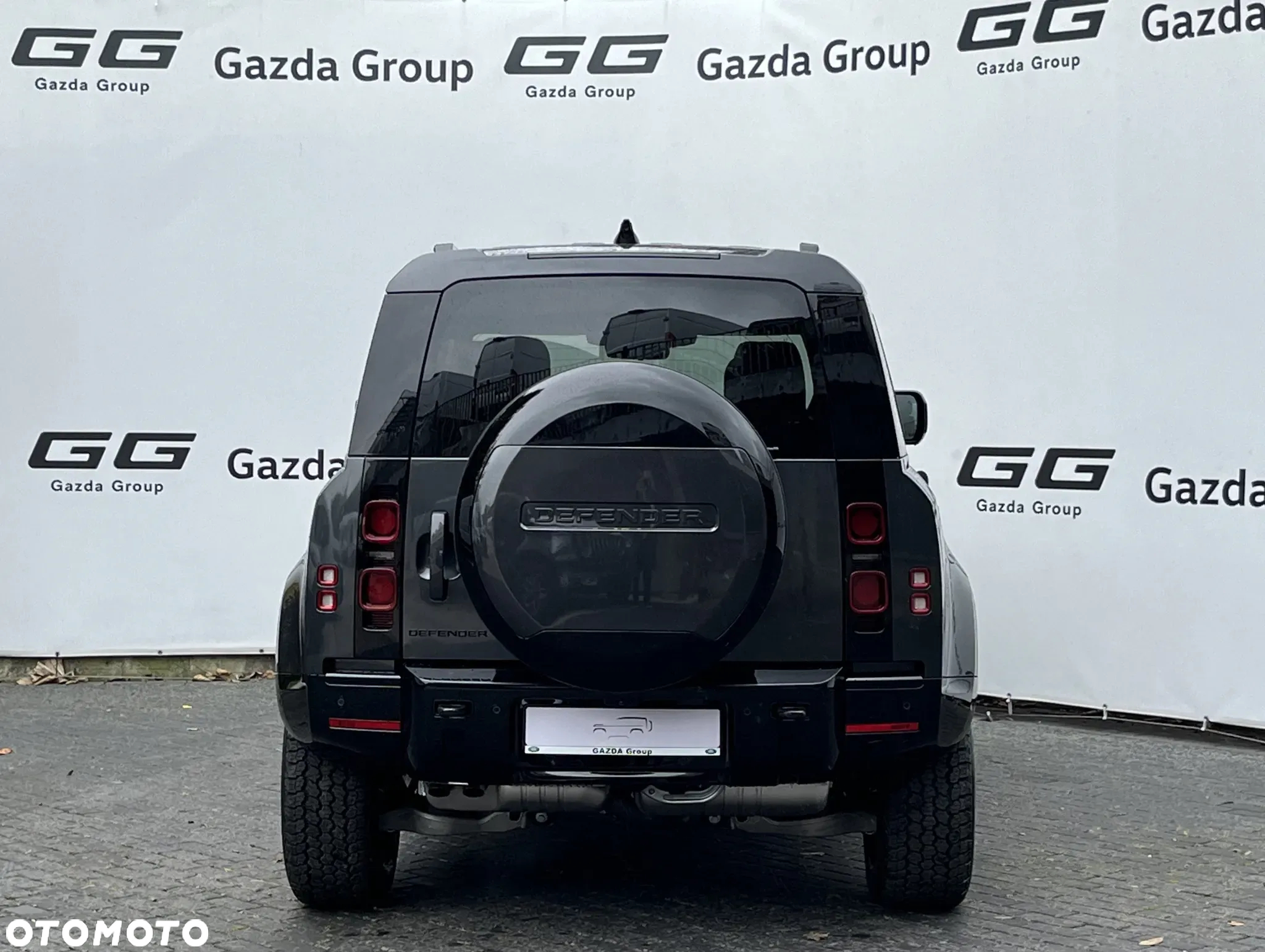 Land Rover Defender 110 D300 X-Dynamic HSE - 12
