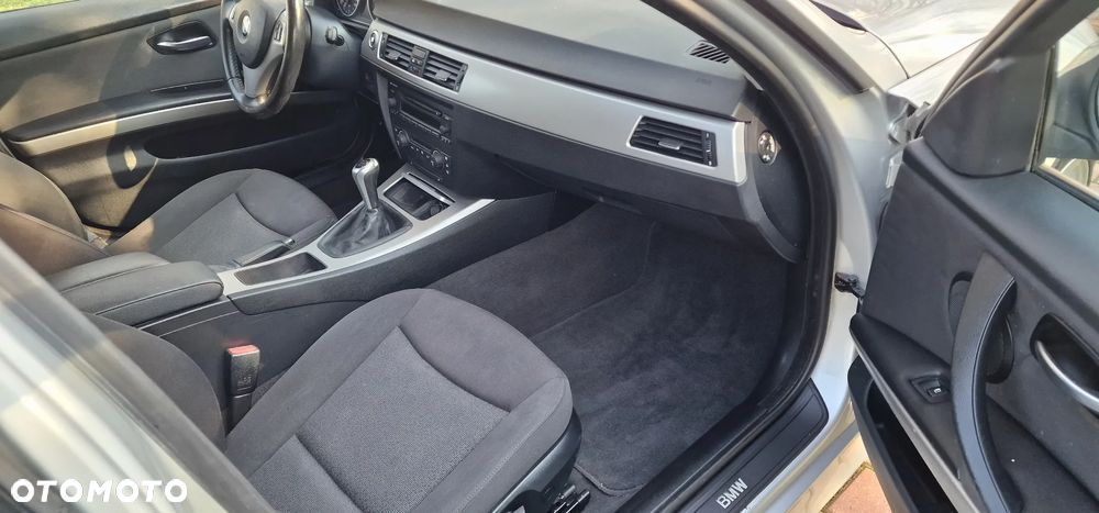 BMW Seria 3 318i Touring - 11