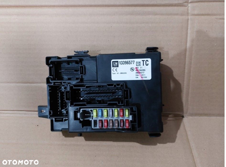 Skrzynka bezpieczników moduł BSI Opel Meriva B 13396577 TC