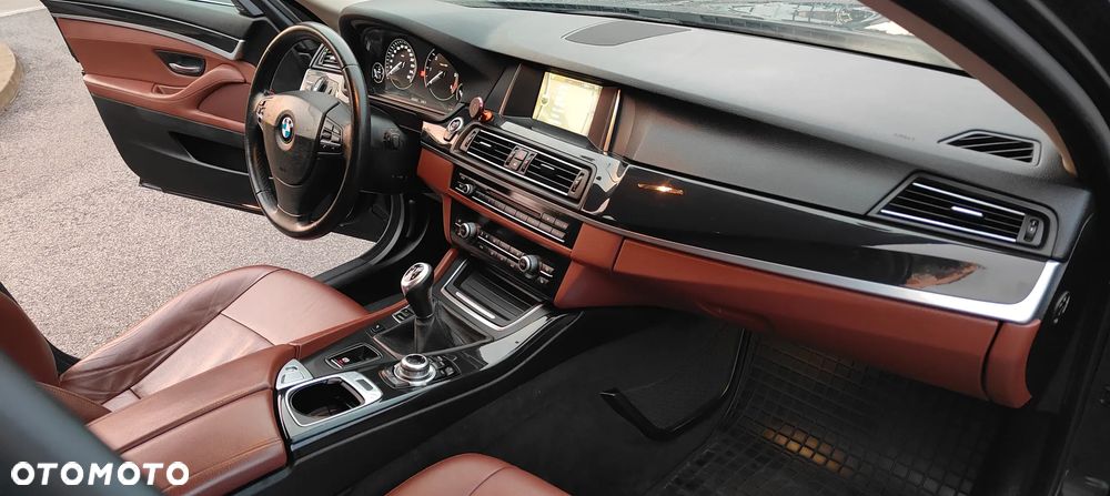 BMW Seria 5 525d Luxury Line - 34