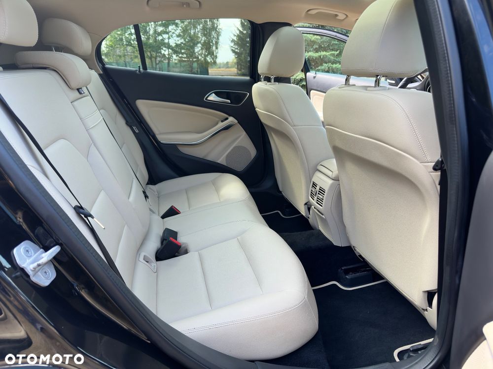 Mercedes-Benz GLA 250 4-Matic AMG Line - 16