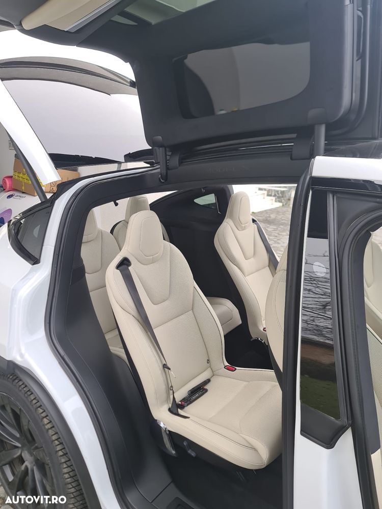 Tesla Model X - 16