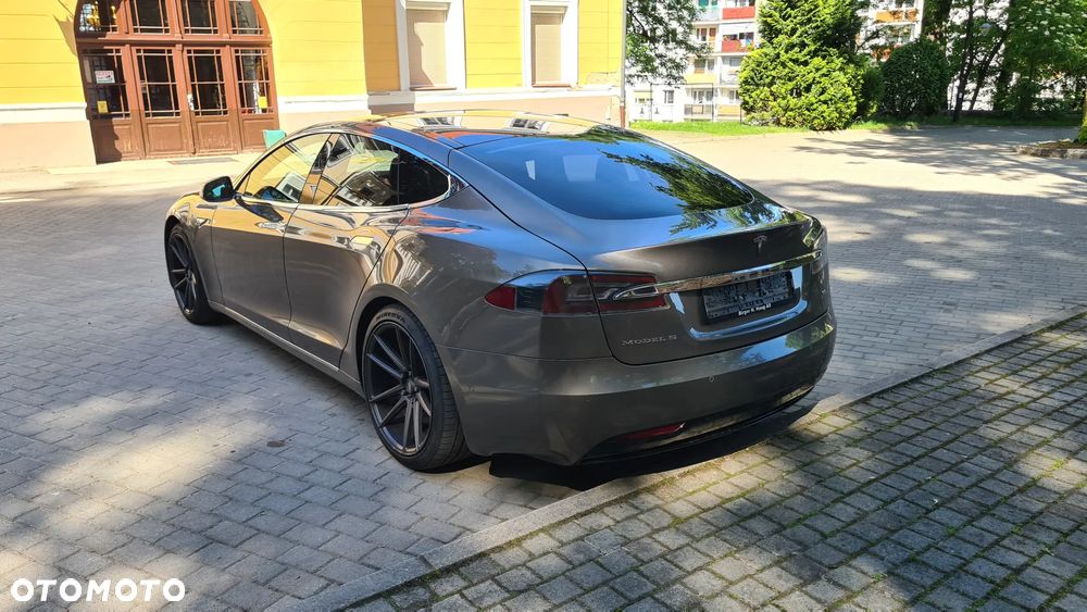 Tesla Model S - 12