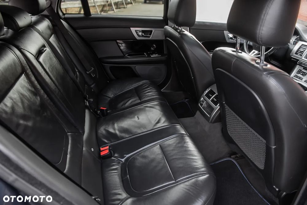 Jaguar XF 2.2 D Luxury - 31
