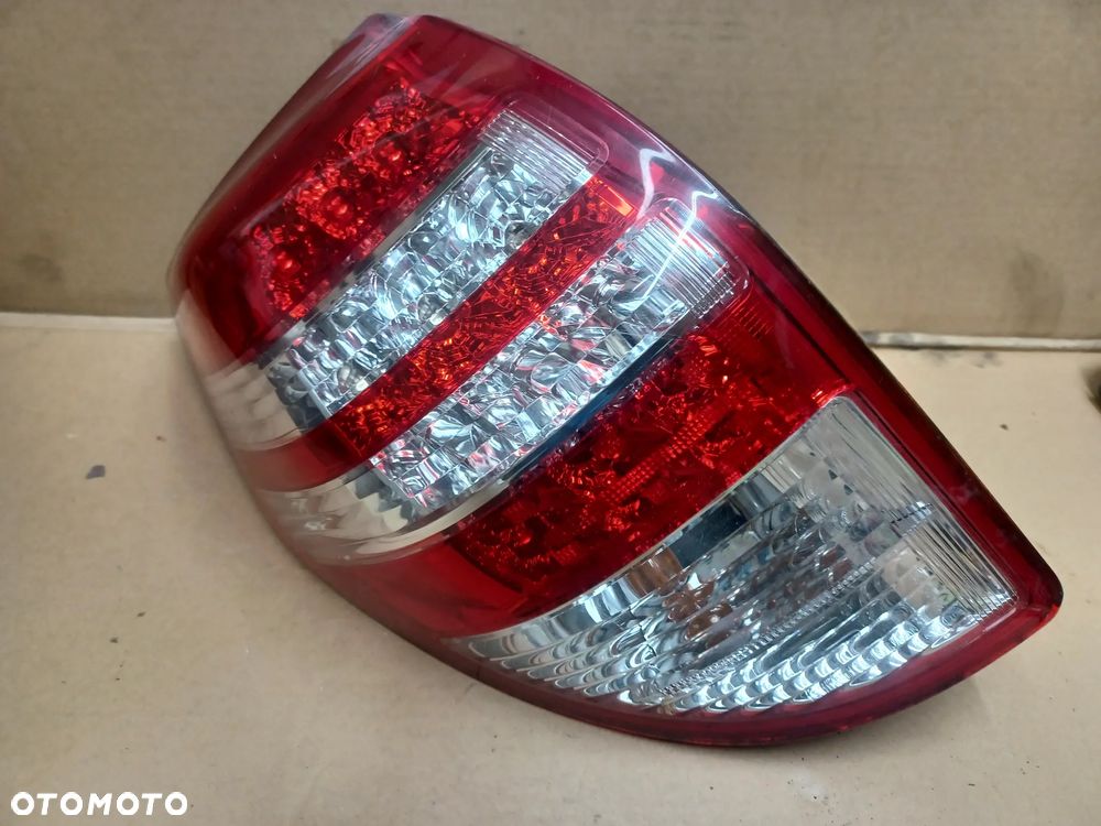 LAMPA TYLNA LEWA TOYOTA RAV4 III LIFT - 1