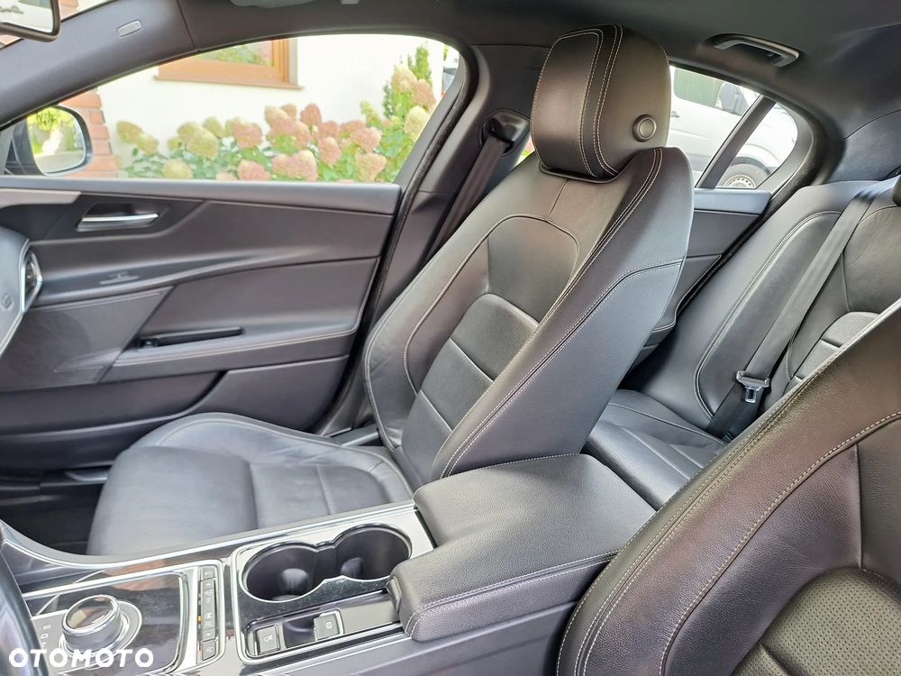Jaguar XE 20d R-Sport - 17