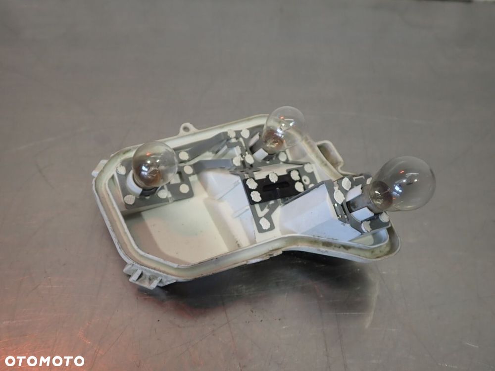 WKŁAD LAMPY PRAWY TYŁ AUDI A4 B7 - 2