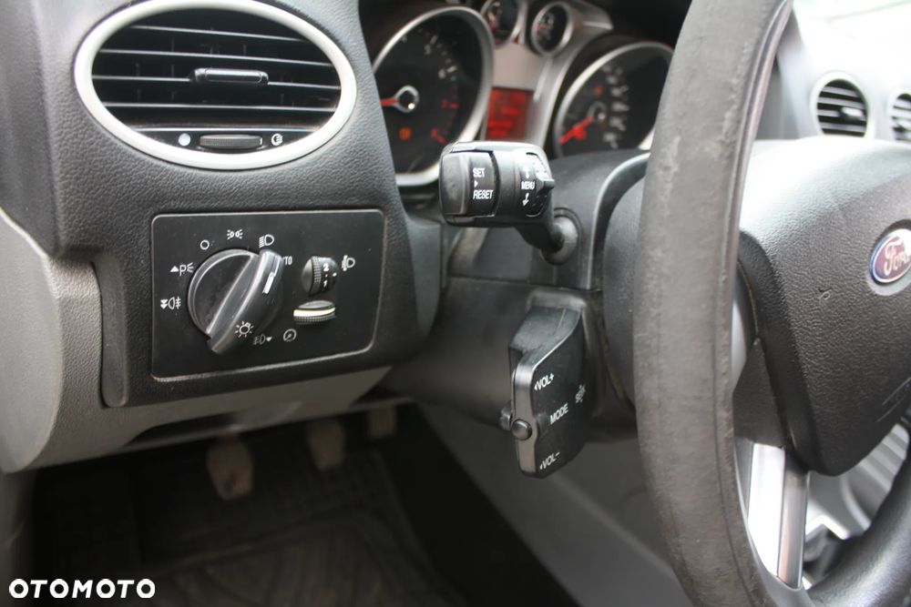 Ford Focus 1.6 16V Ghia - 10