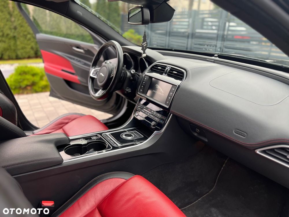 Jaguar XE 2.0 D R-Sport - 14