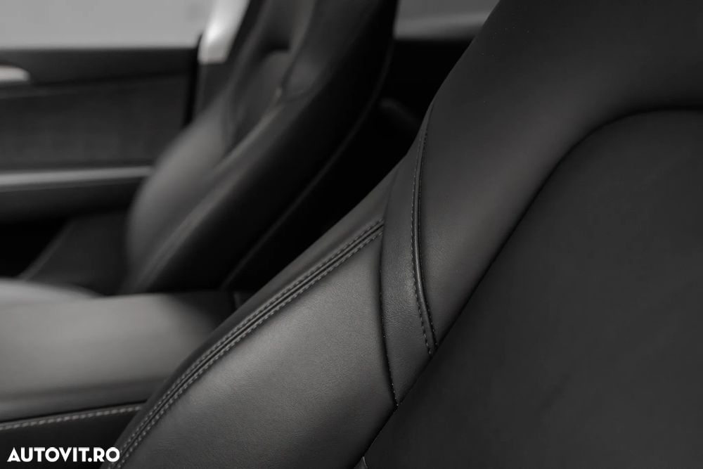 Tesla Model Y Long Range AWD - 23