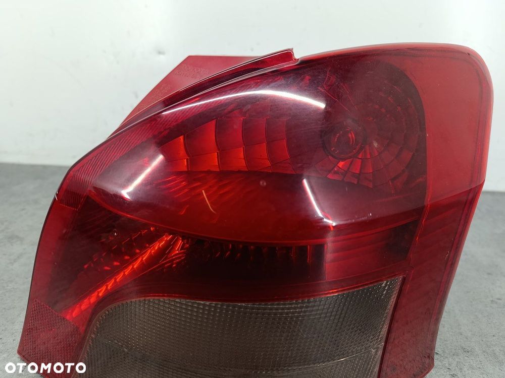 LAMPA TYLNA PRAWA TOYOTA YARIS II HATCHBACK - 4
