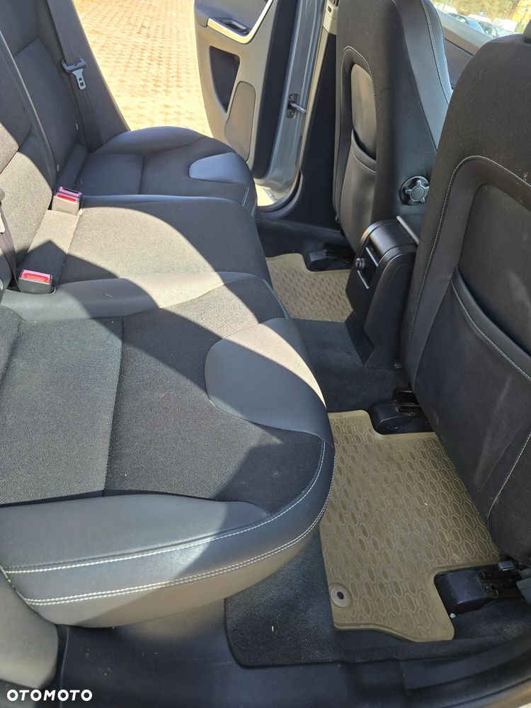 Volvo XC 60 2.4D AWD Momentum - 12