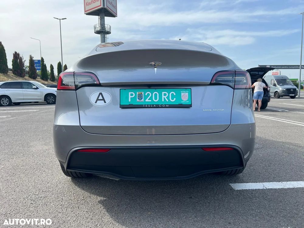 Tesla Model Y - 9