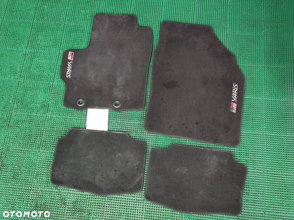 TOYOTA YARIS GR 1.6i 261 KM 20-24r Dywaniki Welurowe - 2