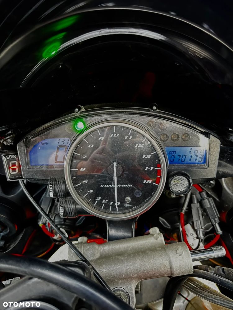 Yamaha R1 - 16
