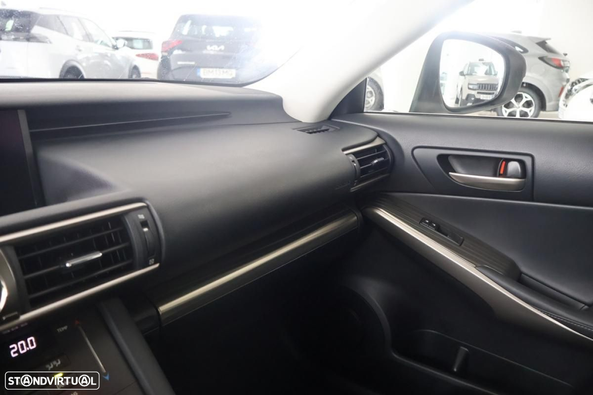 Lexus IS 300H - 29
