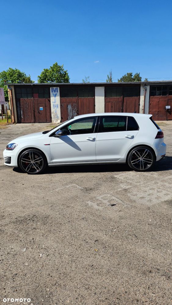 Volkswagen Golf - 2