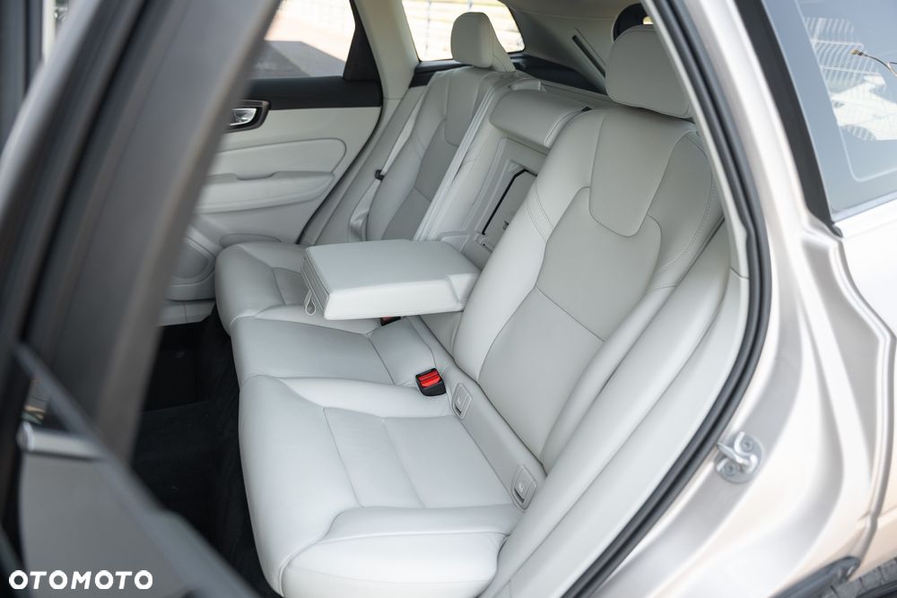 Volvo XC 60 B4 D AWD Geartronic Inscription - 35