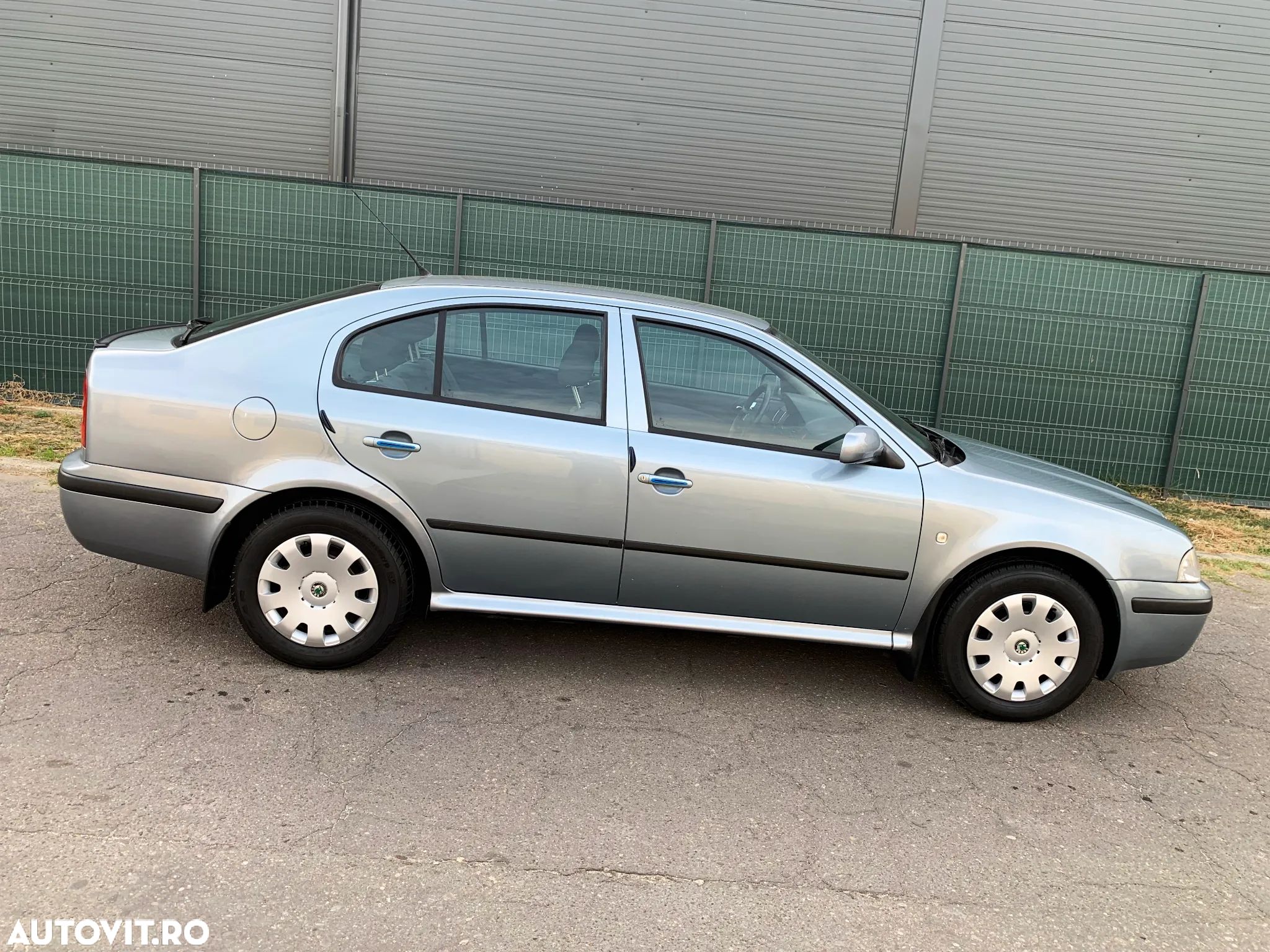Skoda Octavia 1.6 Ambiente - 1