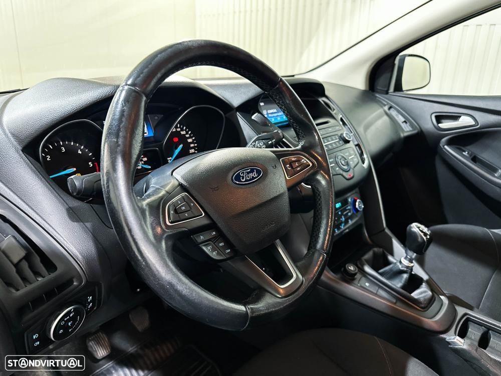 Ford Focus 1.6 TDCi Titanium — fotografia 17