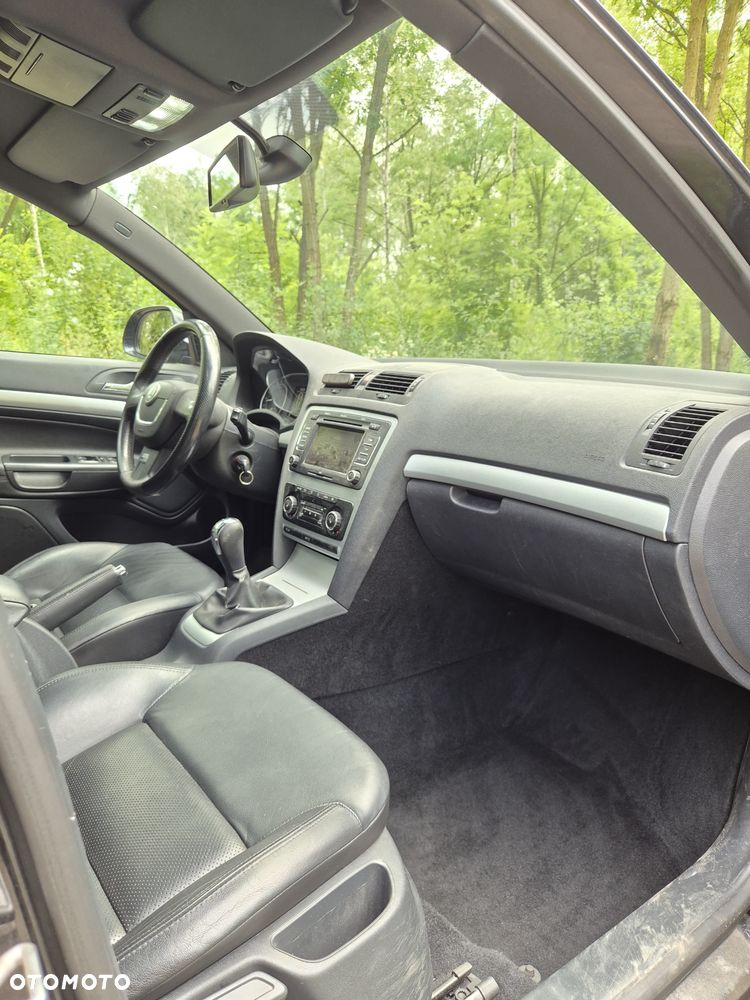 Skoda Octavia 2.0 TDI DPF RS - 23