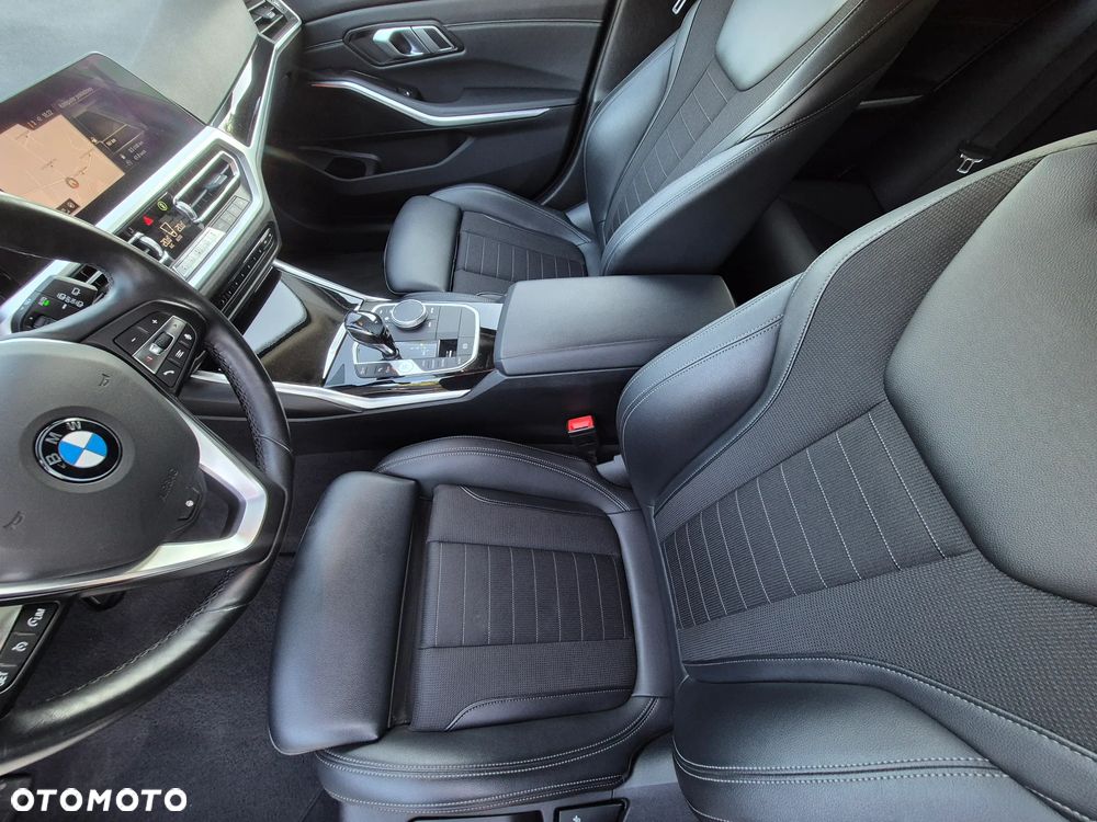 BMW Seria 3 330i Sport Line - 24