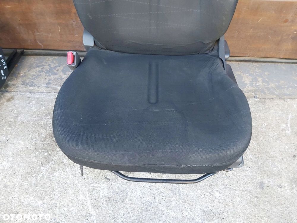 Toyota Yaris II fotel lewy przód 5D Europa - 4