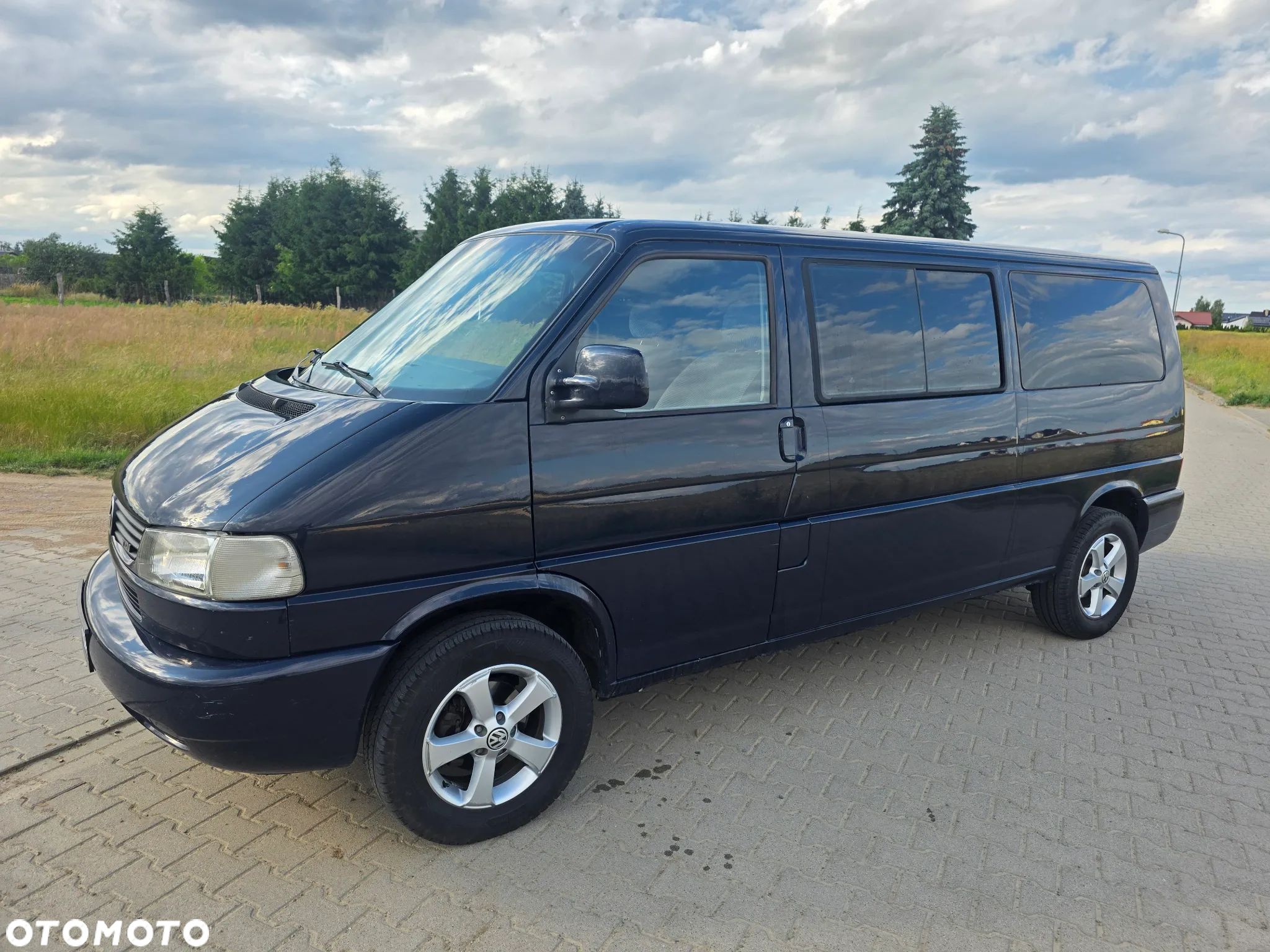 Volkswagen Caravelle - 1