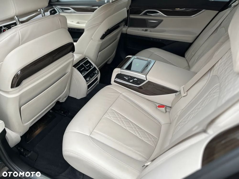 BMW Seria 7 750i xDrive - 6