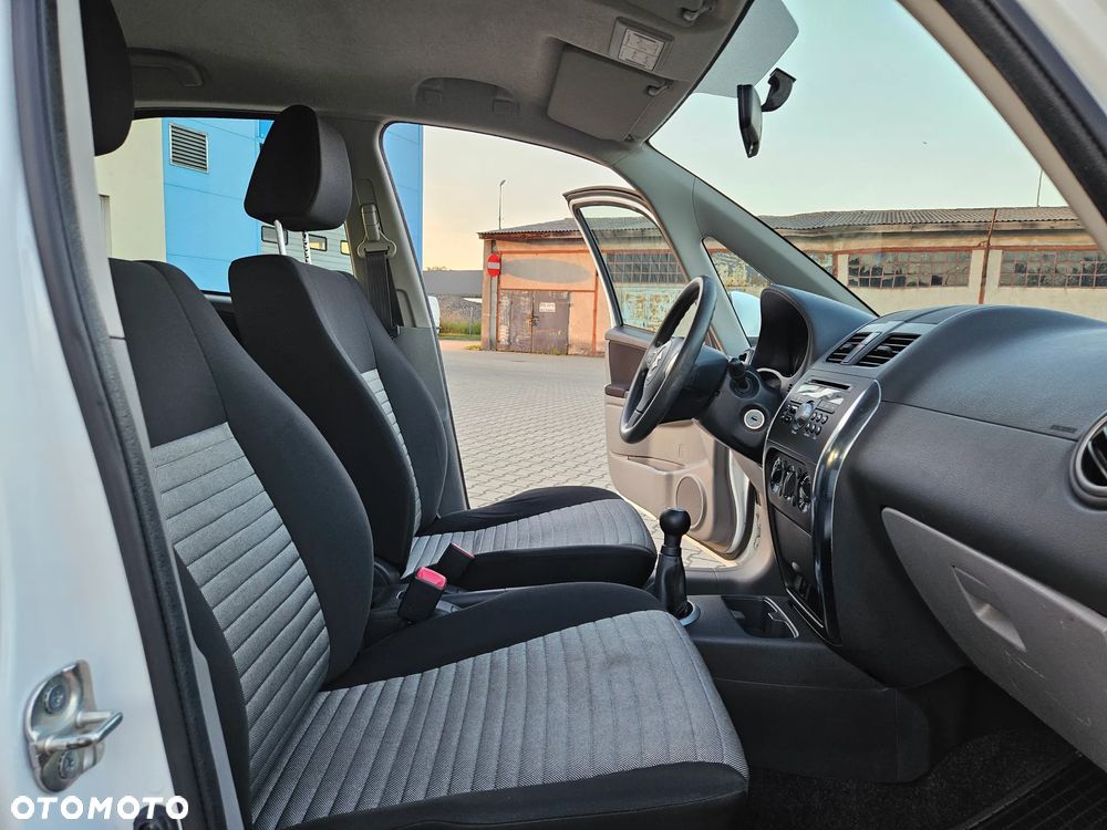 Suzuki SX4 1.6 Comfort Plus - 11