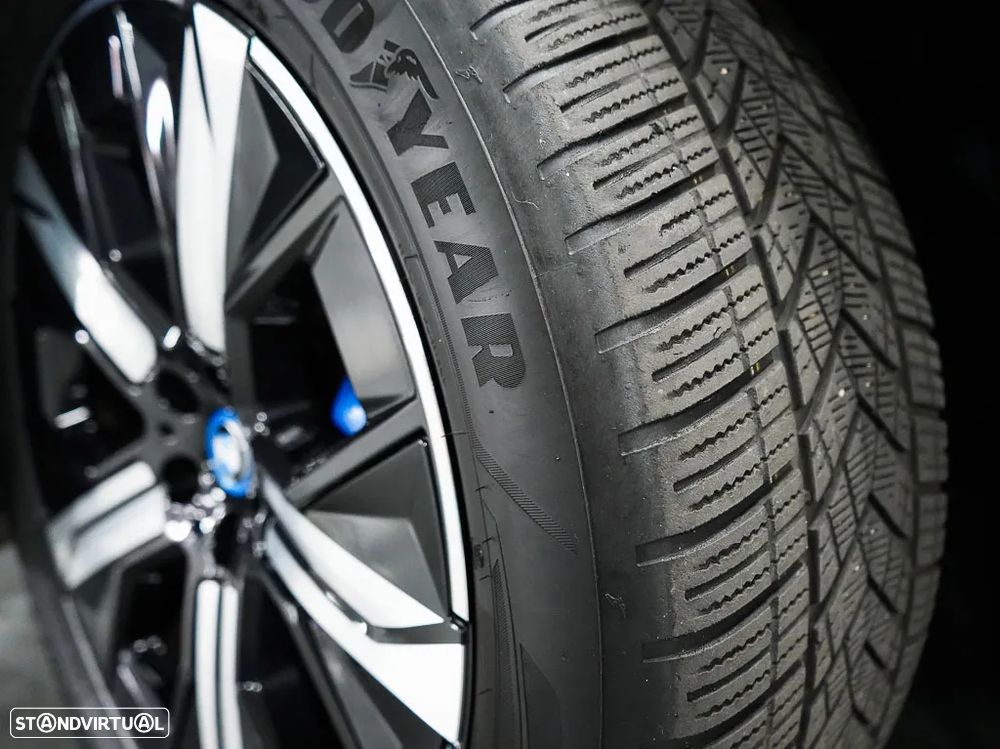 BMW iX xDrive 40 Pack Desportivo - 21