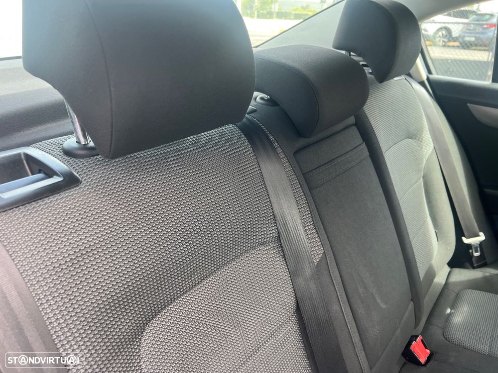 VW Passat 1.6 TDI Confortline - 23